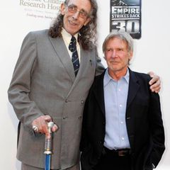 Peter Mayhew hat auf Twitter zahlreiche Archiv-Fotos vom "Star Wars"-Dreh in den Siebziger Jahren veröffentlicht. Ein aktuelles Bild ist auch dabei: Hier ist er Harrison Ford, der "Luke Skywalker" spielte, zu sehen.   Mayhew ist 2,18 Meter groß und hatte in der Vergangenheit mit gesundheitlichen Problemen zu kämpfen. 2013 bekam er künstliche Kniegelenke.