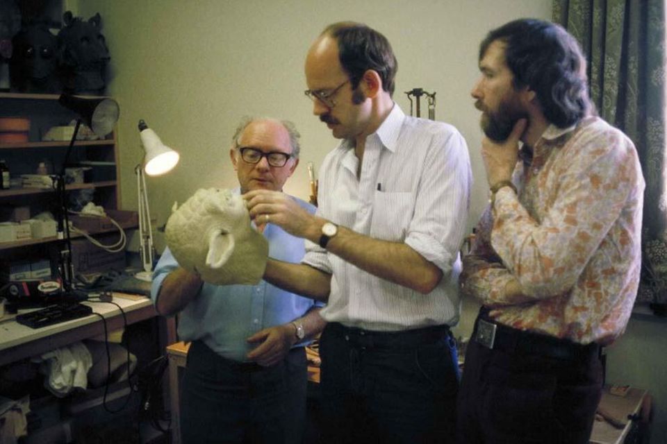 Der grüne Lehrmeister Joda wurde von Stuart Freeborn (links) entworfen. Der im Februar 2013 verstorbene Maskenbilder arbeitete auch an dem Chewbacca-Kostüm. Neben ohm sind die Puppenspieler Frank Oz und Jim Henson zu sehen.