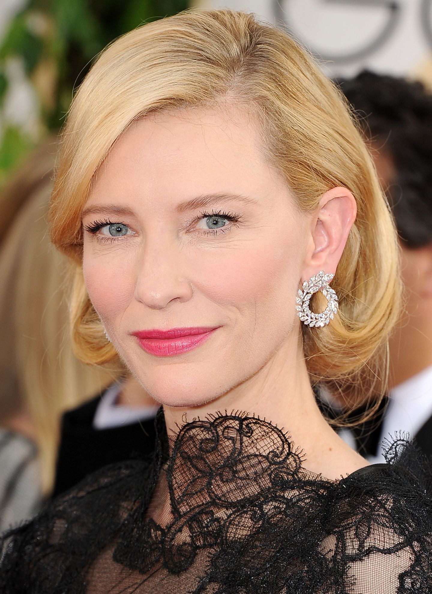 Golden-Globes-Glamour strahlt Cate Blanchett zu ihrer Armani-Robe aus: Die in Weißgold gefassten 11-Karat-Diamant-Ohrringe von Chopard aus der "Green Carpet Collection" lassen ihre hellblauen Augen noch mehr leuchten.