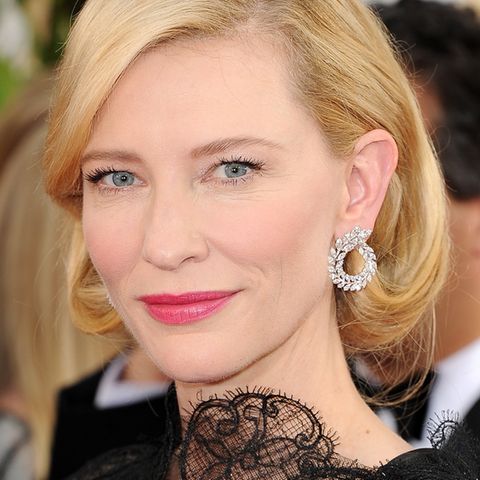 Golden-Globes-Glamour strahlt Cate Blanchett zu ihrer Armani-Robe aus: Die in Weißgold gefassten 11-Karat-Diamant-Ohrringe von Chopard aus der "Green Carpet Collection" lassen ihre hellblauen Augen noch mehr leuchten.