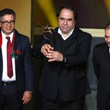 Die afghanische Fußballvereinigung erhält den "FIFA Play Fair Award". Entgegen nimmt die Trophäe Präsident Karim Keramuddin.