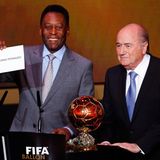 Pélé und FIFA Präsident Sepp Blatter verkünden den Weltfußballer des Jahres.