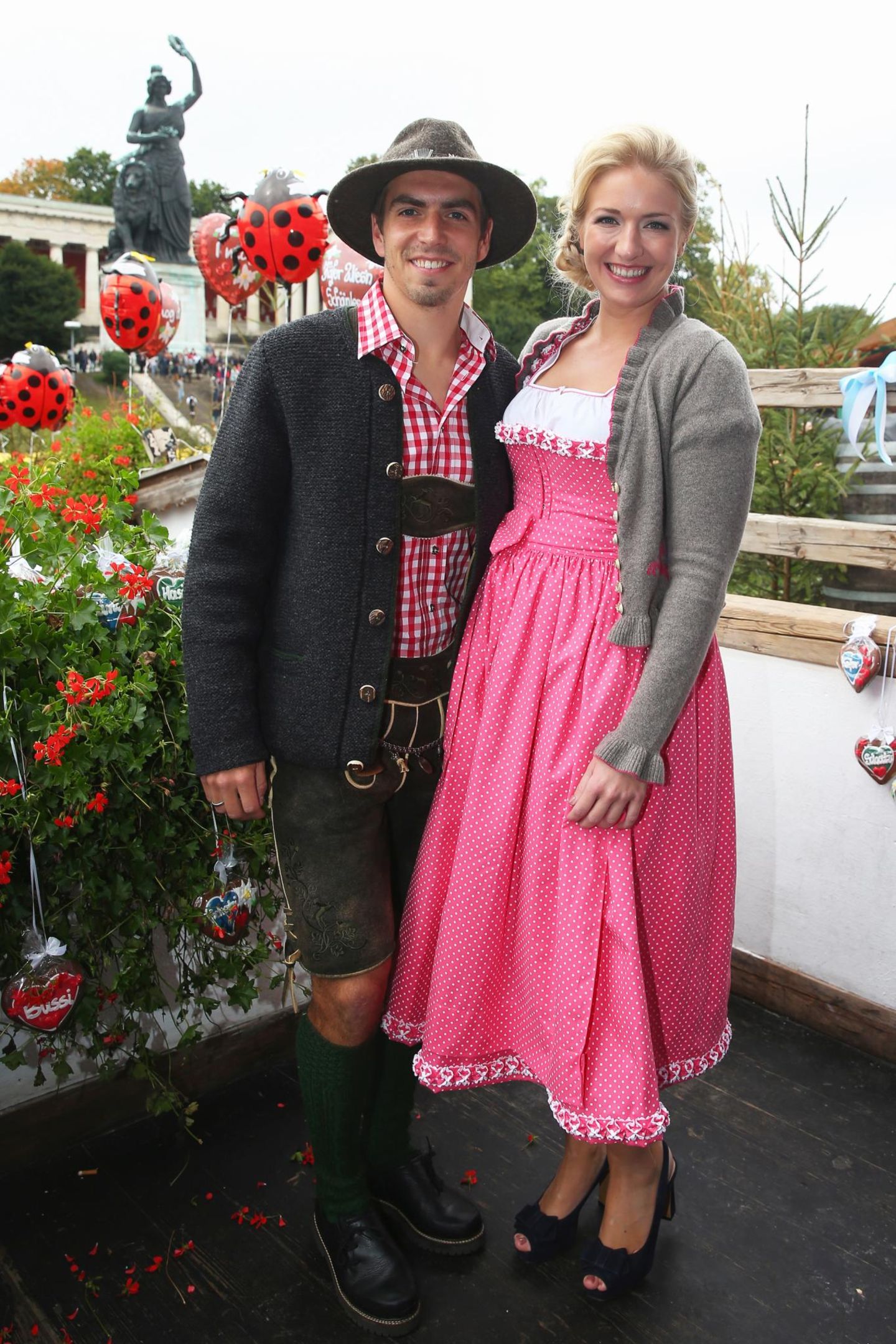 Philipp Lahm und Ehefrau Claudia besuchen jedes Jahr zusammen das Oktoberfest. In der "Käfer Wies'n-Schänke" wird dann gemeinsam mit den Mannschaftskollegen gefeiert. Geheiratet hat das Paar 2010, Sohn Julian wurde 2012 geboren.