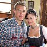 Friseurmeisterin Kathrin Gilch und Nationaltorhüter Manuel Neuer sind seit 2008 ein Paar. Gilch zog für Neuer schon nach Gelsenkirchen und folgt ihm auch nach München, wo sie in einem Top-Salon arbeitet.