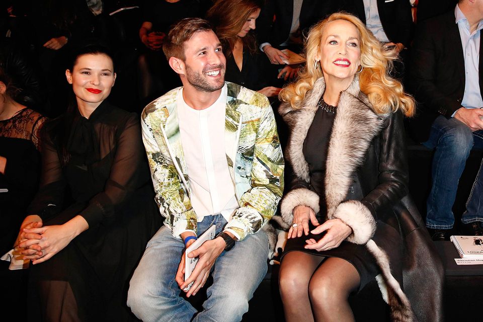 Anna Fischer, Jochen Schropp und Model-Legende Jerry Hall bestaunen die Looks der ausgewählten P&C-Marken und der diesjährigen Modepartner Marc Cain, Marc O’Polo, Sir Oliver, Gant und Napapijri.
