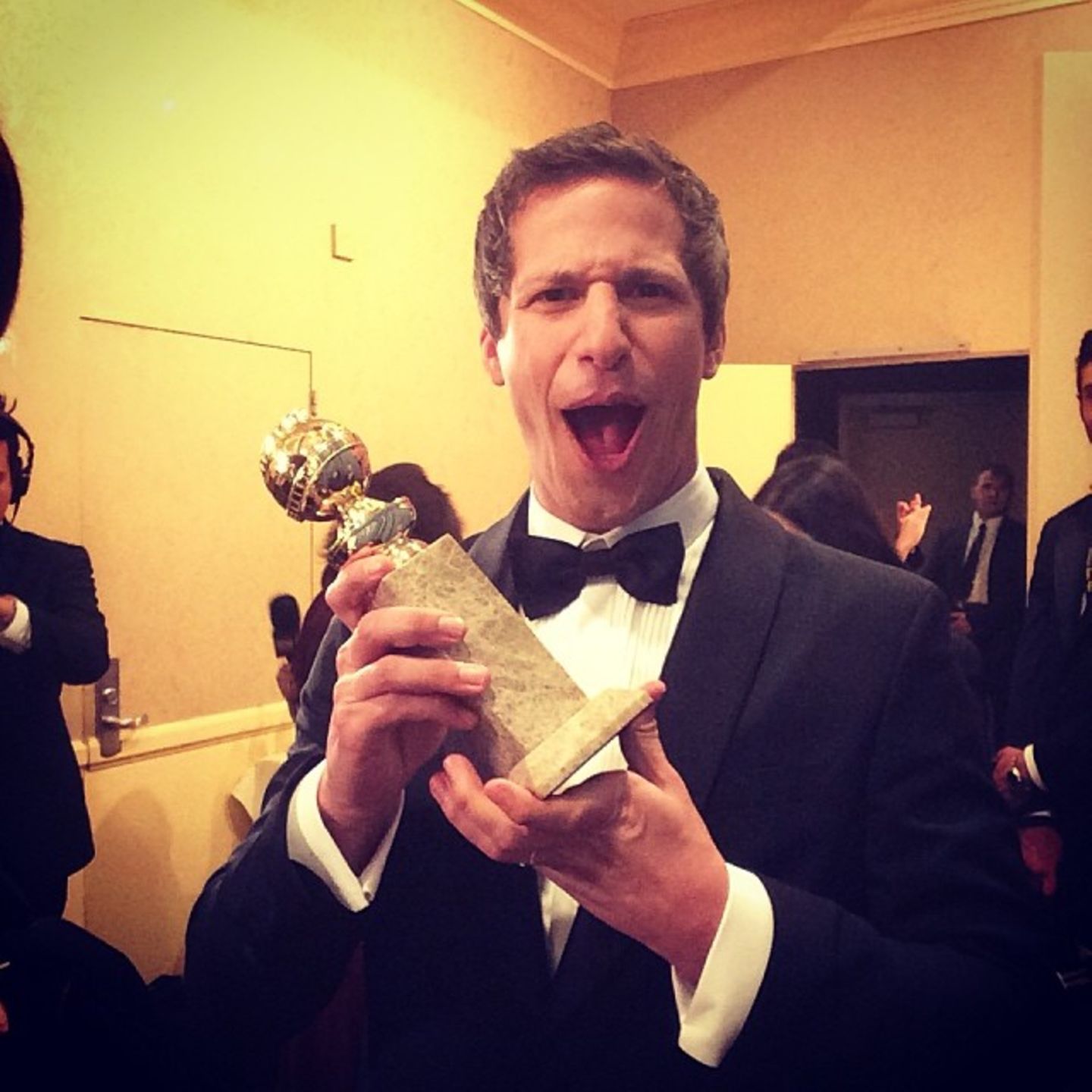 Andy Samberg freut sich backstage über den Gewinn seines Golden Globes.