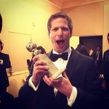 Andy Samberg freut sich backstage über den Gewinn seines Golden Globes.