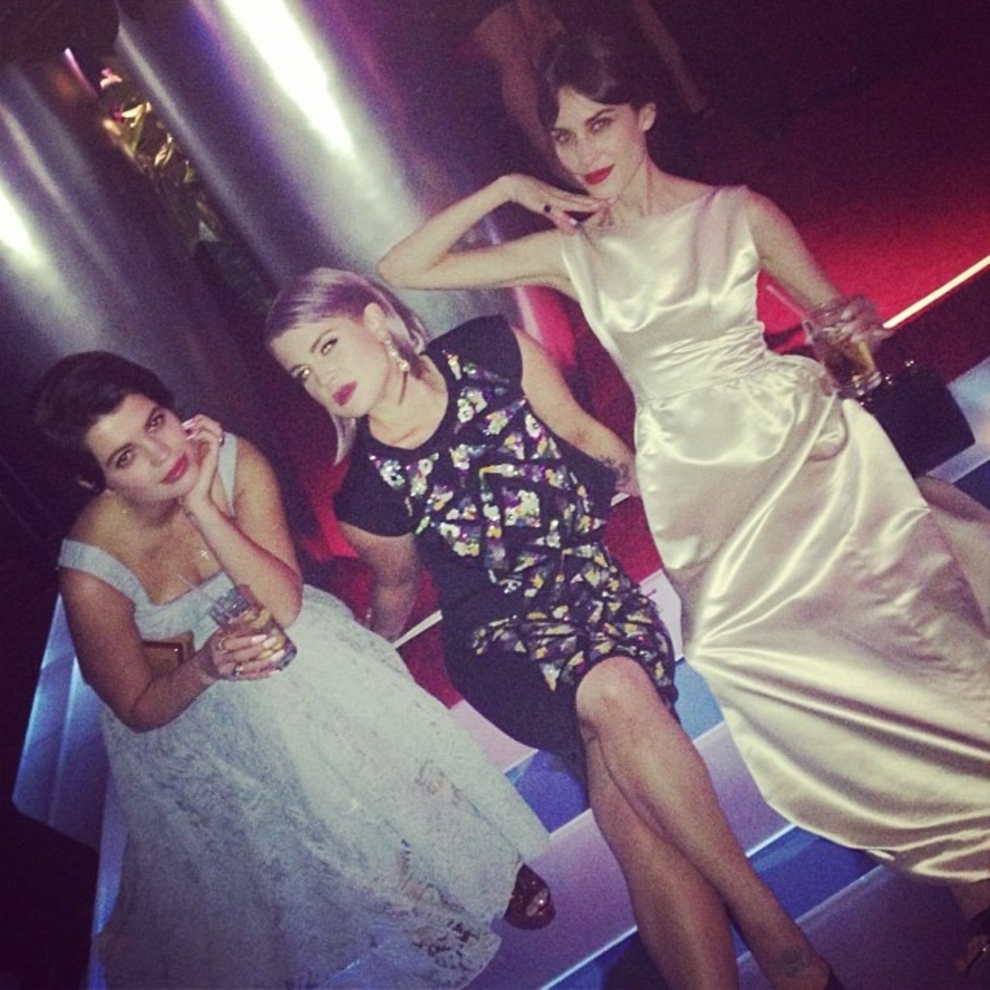 Pixie Geldof, Kelly Osbourne und Alexa Chung scheinen sich etwas zu langweilen auf der After-Show-Party der Golden Globes.