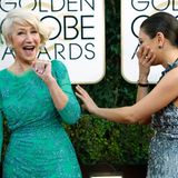 Dame Helen Mirren und Mila Kunis haben viel Spaß auf dem roten Teppich.