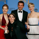 Die "American Hustle"-Stars, Amy Adams, Bradley Cooper und Jennifer Lawrence posieren backstage mit Produzentin Megan Ellison, nachdem sie den Preis für den besten Film, Musical oder Comedy, gewonnen haben.