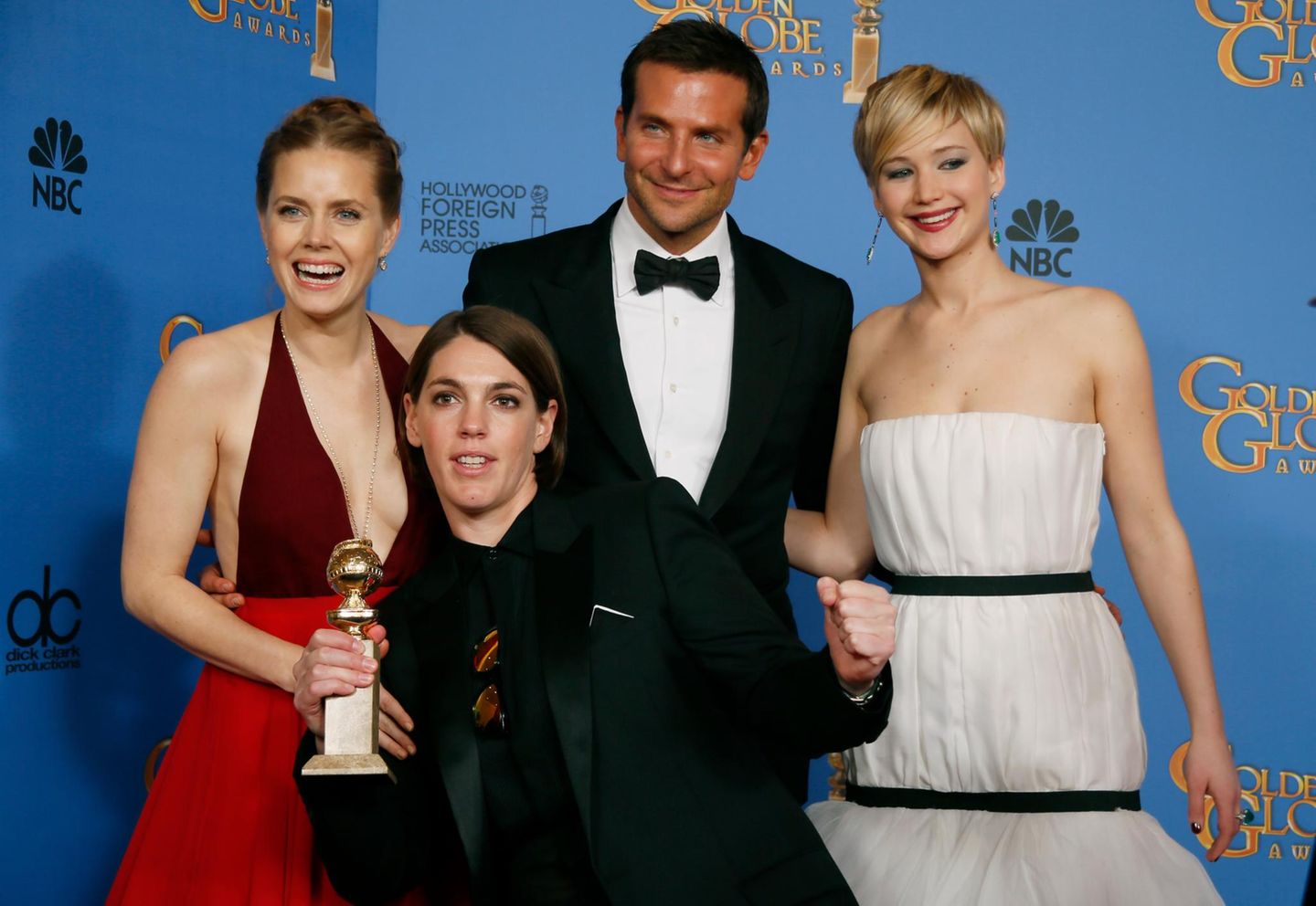 Die "American Hustle"-Stars, Amy Adams, Bradley Cooper und Jennifer Lawrence posieren backstage mit Produzentin Megan Ellison, nachdem sie den Preis für den besten Film, Musical oder Comedy, gewonnen haben.