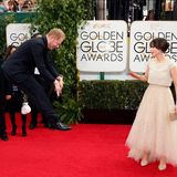 Zooey Deschanel und Jesse Tyler Ferguson machen Späßchen auf dem roten Teppich.