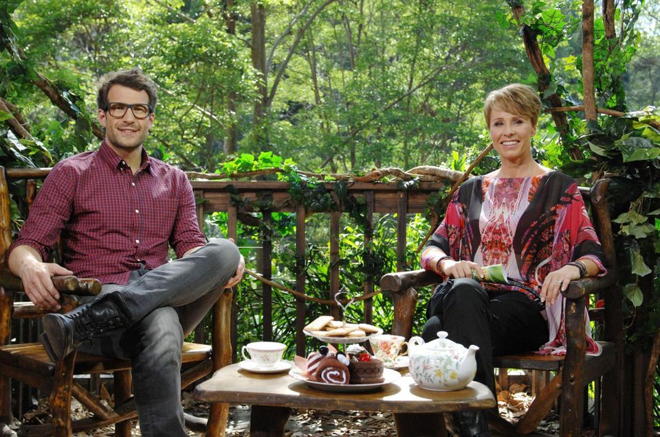 Tag 5 Das Moderatorengespann Daniel Hartwich und Sonja Zietlow machen es sich derweil mit Tee und Kuchen gemütlich. Alle Infos zu "Ich bin ein Star - Holt mich hier raus!" im Special bei RTL.de: http://www.rtl.de/cms/sendungen/ich-bin-ein-star.html Tag 5 Das Moderatorengespann Daniel Hartwich und Sonja Zietlow machen es sich derweil mit Tee und Kuchen gemütlich. Alle Infos zu "Ich bin ein Star - Holt mich hier raus!" im Special bei RTL.de: http://www.rtl.de/cms/sendungen/ich-bin-ein-star.html