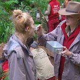 Tag 11  Auch wenn es viele Zickereien und kleine Streitigkeiten gibt, am Ende wird alles schwesterlich geteilt, wie hier bei Melanie und Larissa. Alle Infos zu "Ich bin ein Star - Holt mich hier raus!" im Special bei RTL.de: http://www.rtl.de/cms/sendungen/ich-bin-ein-star.html