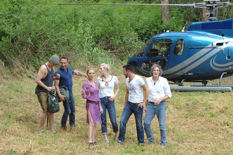 Tag 1  Marco Angelini, Jochen Bendel, Corinna Drews, Larissa Marolt, Michael Wendler und Winfried Glatzeder werden mit einem Hubschrauber in der Wildnis ausgesetzt.  Alle Infos zu "Ich bin ein Star - Holt mich hier raus!" im Special bei RTL.de: http://www.rtl.de/cms/sendungen/ich-bin-ein-star.html