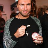 Gute Wahl: Designer André Borchers lässt sich seine Häagen-Dasz-Portion "Macadamia Nut Brittle" schmecken.