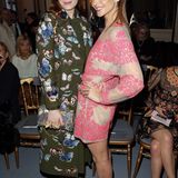 Florence Welch und Clotilde Courau sehen sich gemeinsam die Show von Valentino an.