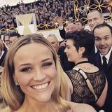 Auch Reese Witherspoon wird Opfer einer Photobomb.