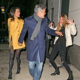 Amal und George Clooney kommen von einem romantischen Abendessen in einem New Yorker Restaurant. Dabei macht ein weiblicher Fan unbewusst eine lustige Photobomb - Amal und George scheint es zu amüsieren.