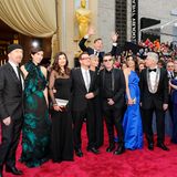 Als ob er das Photobomben gelernt hat: Benedict Cumberbatch springt bei den Oscars hinter der Band "U2" und überragt alle.