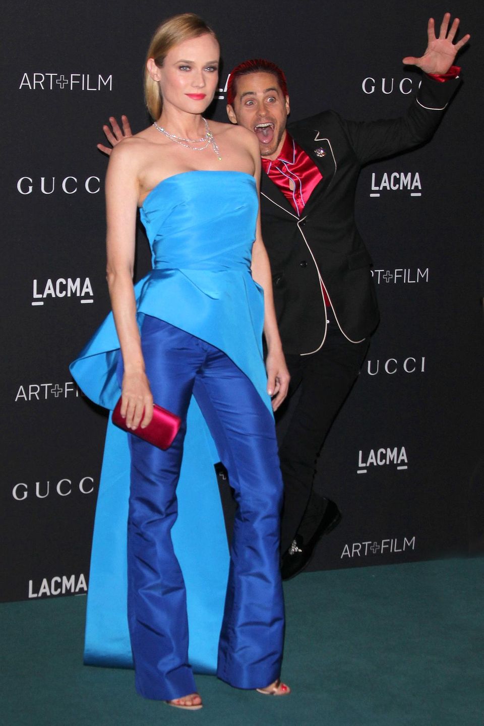 Jared Leto kann's nicht lassen. Während Diane Kruger bei der "LACMA Art+Film"-Gala für die Fotografen posiert, springt der Schauspieler ins Bild. Das ergibt natürlich ein viel lustigeres Motiv.
