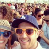 Beim "Coachella"-Festival überraschen Aaron Paul und Kellan Lutz ein Pärchen beim Selfie.