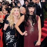 Bei der Met Gala wird Adriana Lima Opfer einer Photobomb von Madonna und ihrer Zunge.