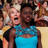 Bei den "Screen Actors Guild Awards" photobombt Emma Thompson die ahnungslose Lupita Nyong'o.
