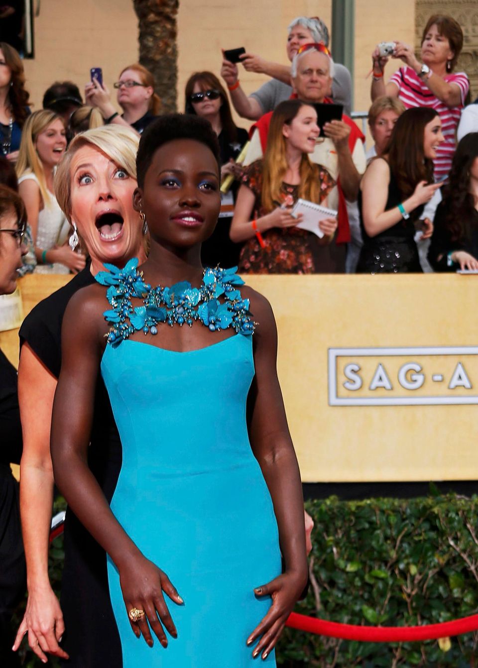 Bei den "Screen Actors Guild Awards" photobombt Emma Thompson die ahnungslose Lupita Nyong'o. Bei den "Screen Actors Guild Awards" photobombt Emma Thompson die ahnungslose Lupita Nyong'o.