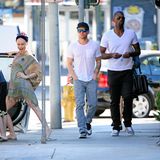16. Januar 2014: Wenn Passanten die Stars fotobomben: Ryan Phillippe ist mit einem Freund in West Hollywood unterwegs, als eine Frau sich in Pose für die Paparazzi wirft.