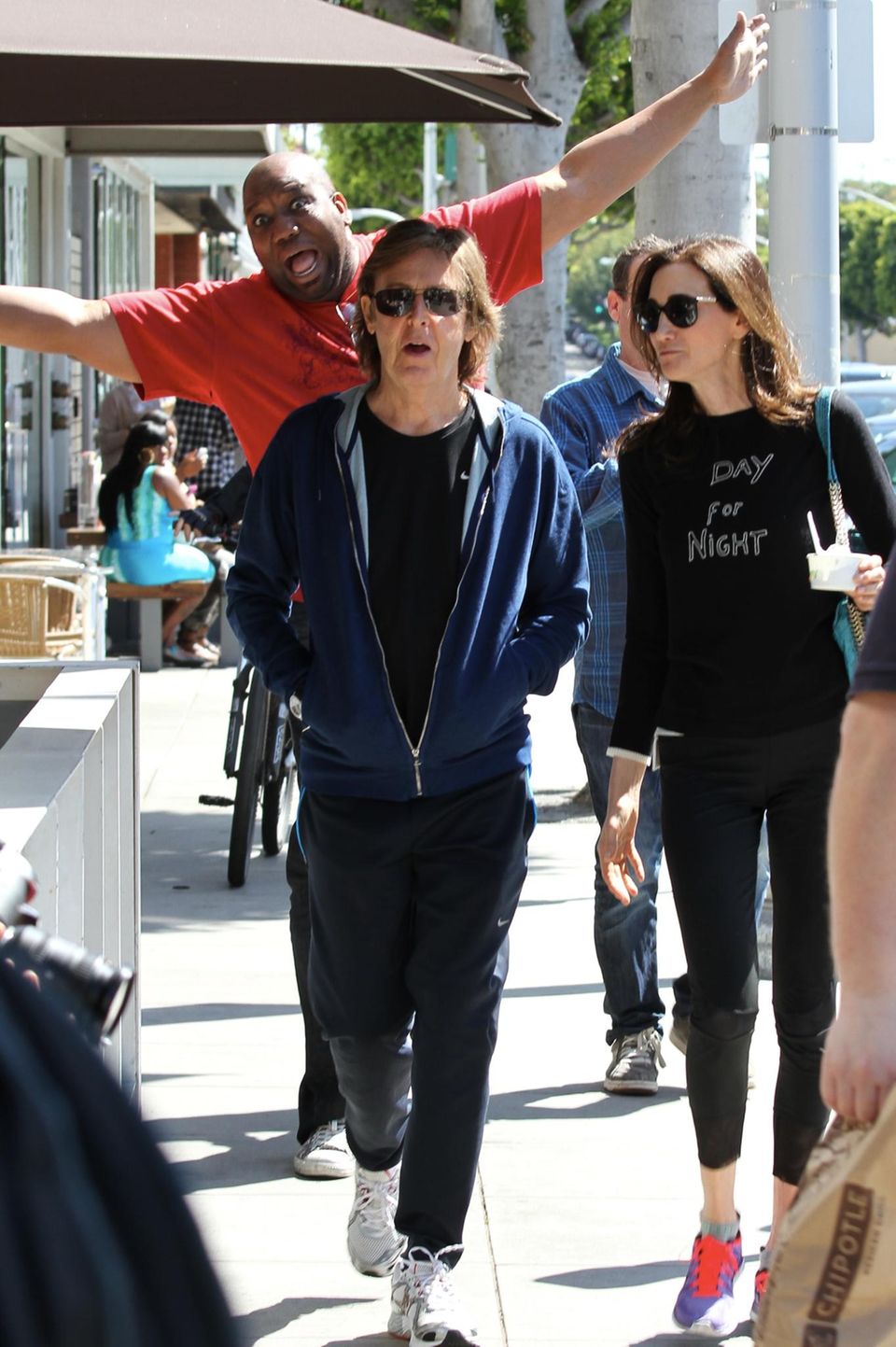 Als Paul McCartney mit seiner Frau Nancy Shevell in Beverly Hills spazieren geht, wirft sich ein Fotograf ins Bild. Als Paul McCartney mit seiner Frau Nancy Shevell in Beverly Hills spazieren geht, wirft sich ein Fotograf ins Bild.