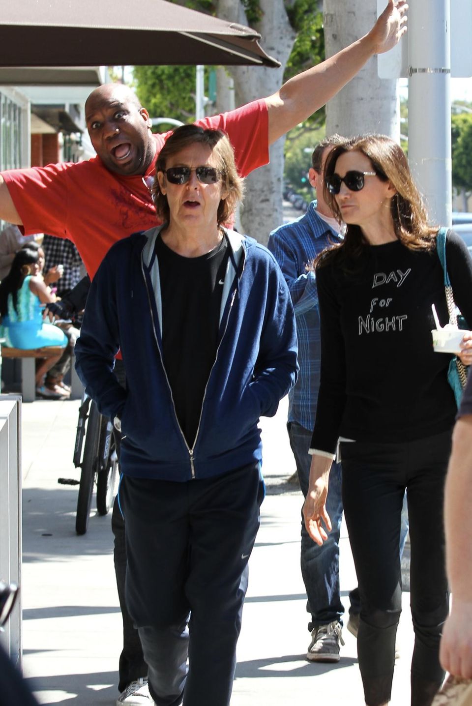 Als Paul McCartney mit seiner Frau Nancy Shevell in Beverly Hills spazieren geht, wirft sich ein Fotograf ins Bild.