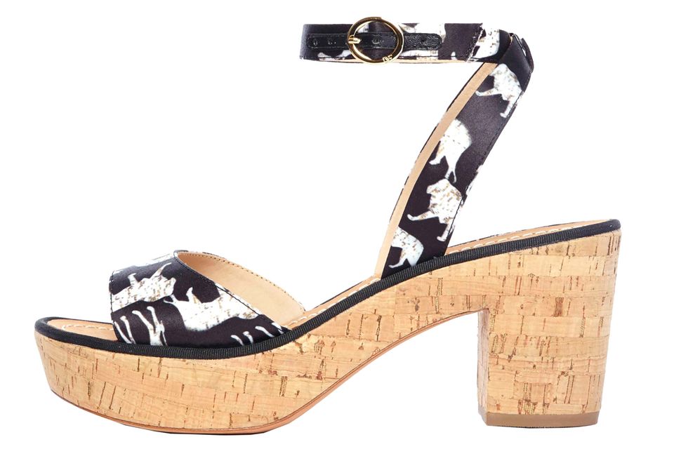 Prints sind jetzt ein großes Thema. Wer sie dezent einsetzen will, kombiniert die Riemchensandale von Diane von Furstenberg zu Uni-Outfits Prints sind jetzt ein großes Thema. Wer sie dezent einsetzen will, kombiniert die Riemchensandale von Diane von Furstenberg zu Uni-Outfits