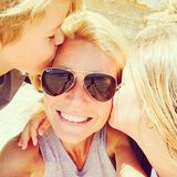 Mai 2014  Gwyneth Paltrow macht am Strand ein Selfie von sich und ihren Kindern Moses und Apple.
