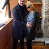 April 2014  Christina Aguilera präsentiert, nebst Lebensgefährte Matthew Rutler, auf Twitter stolz ihren Babybauch.