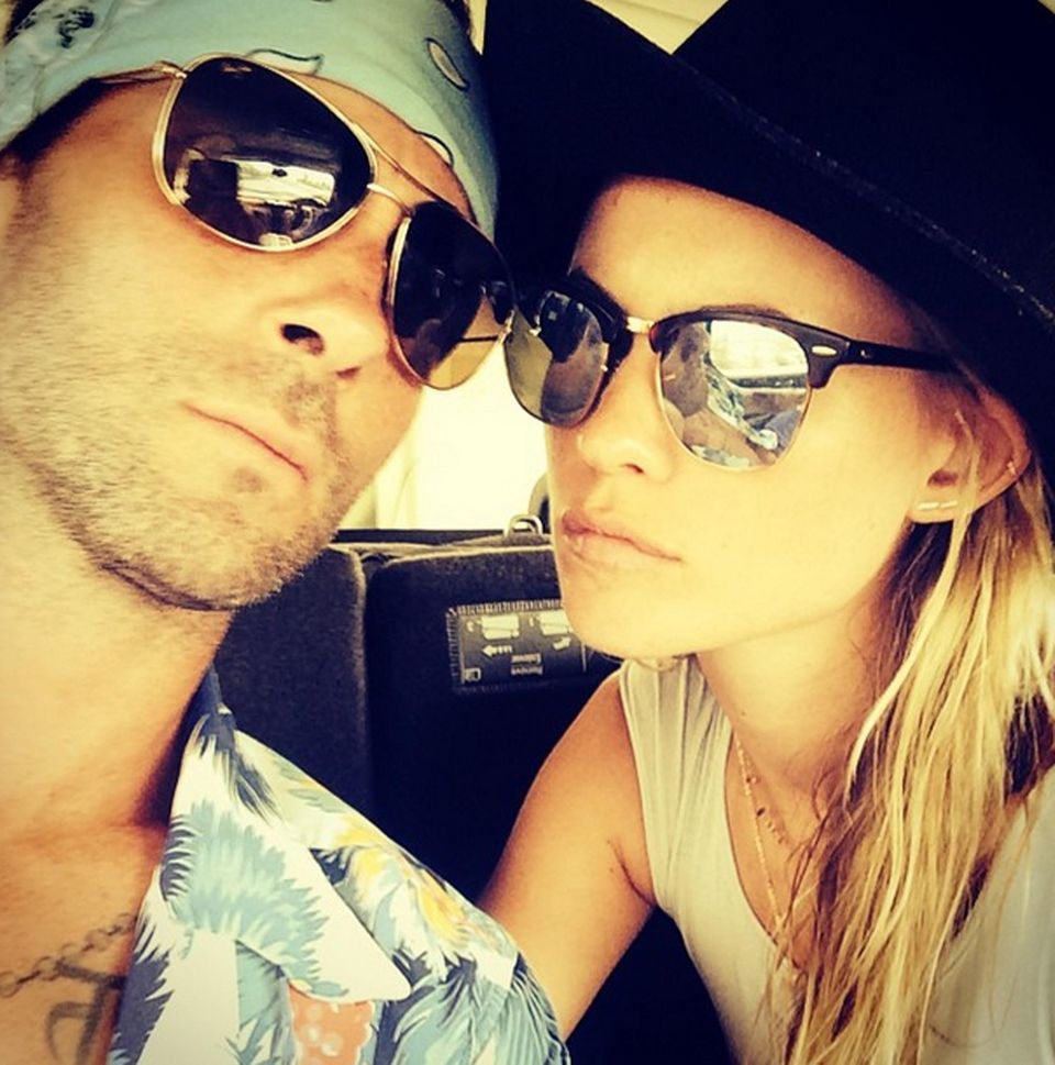 August 2014 Auf ihrem ersten gemeinsamen Selfie nach der Hochzeit sehen Adam Levine und Behati Prinsloo ziemlich ernst aus. August 2014 Auf ihrem ersten gemeinsamen Selfie nach der Hochzeit sehen Adam Levine und Behati Prinsloo ziemlich ernst aus.