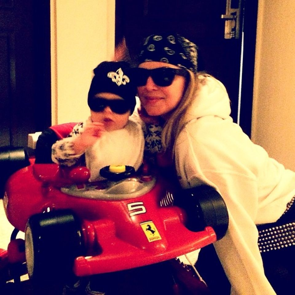 April 2014 Wenn Josh Duhamel das Haus verlässt, machen sich Ehefrau Fergie und ihr gemeinsamer Sohn einen coolen Abend. Mit Sonnenbrille und Mütze fährt Axl dann Ferrari. April 2014 Wenn Josh Duhamel das Haus verlässt, machen sich Ehefrau Fergie und ihr gemeinsamer Sohn einen coolen Abend. Mit Sonnenbrille und Mütze fährt Axl dann Ferrari.