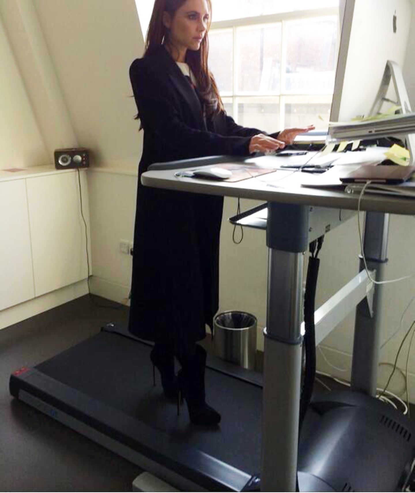 März 2014  Victoria Beckham ist ganz begeistert von einem Schreibtisch mit integriertem Laufband. "Jedes Büro sollte so etwas haben, Sport und Arbeiten gleichzeitig! Genial!", schreibt sie zu diesem Bild.