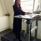 März 2014  Victoria Beckham ist ganz begeistert von einem Schreibtisch mit integriertem Laufband. "Jedes Büro sollte so etwas haben, Sport und Arbeiten gleichzeitig! Genial!", schreibt sie zu diesem Bild.