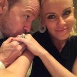 September 2014  Ihr erstes Selfie als frisch verheiratetes Paar: Donnie Wahlberg und Jenny McCarthy sind im siebten Himmel.