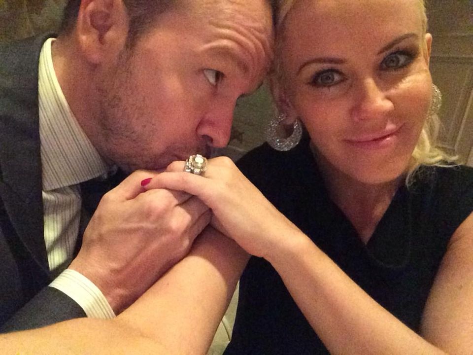September 2014 Ihr erstes Selfie als frisch verheiratetes Paar: Donnie Wahlberg und Jenny McCarthy sind im siebten Himmel. September 2014 Ihr erstes Selfie als frisch verheiratetes Paar: Donnie Wahlberg und Jenny McCarthy sind im siebten Himmel.