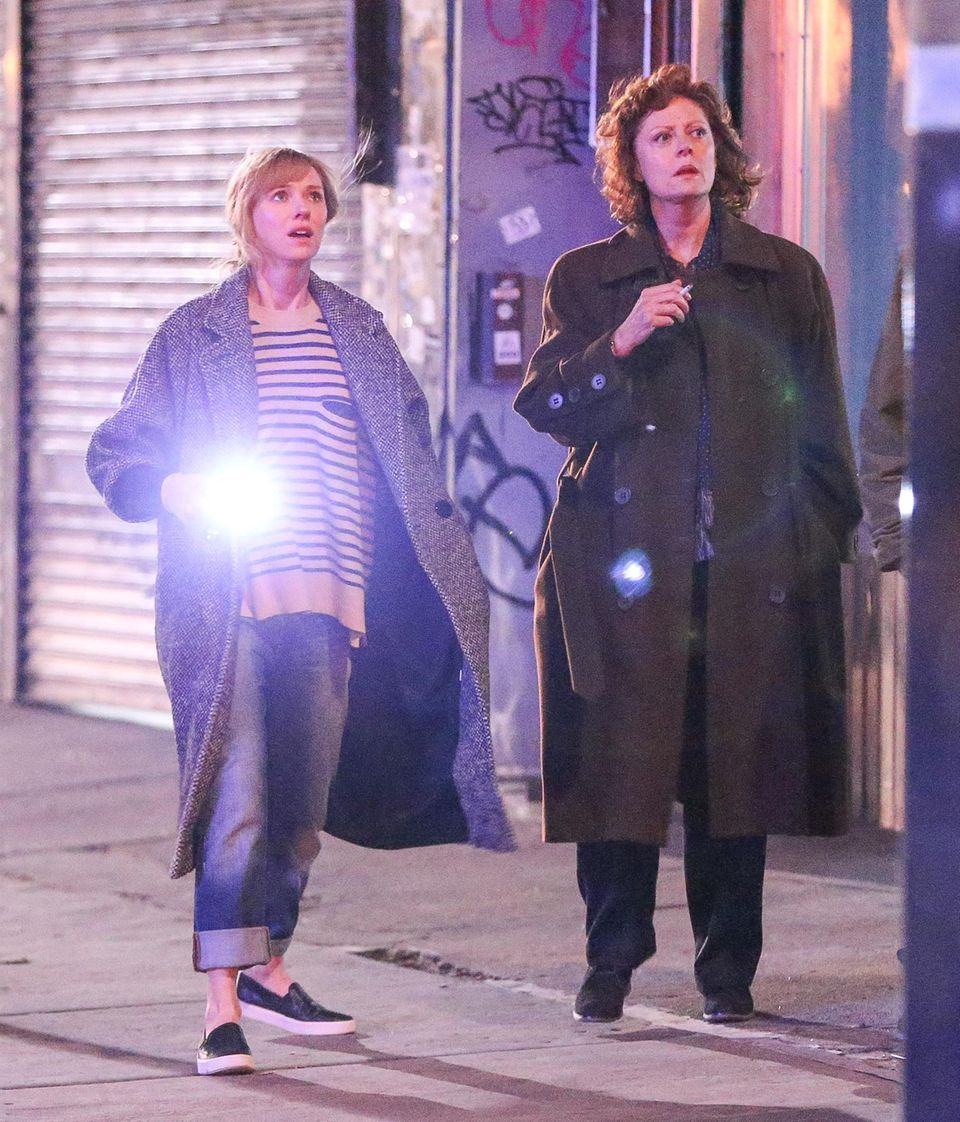 14. November 2014: Naomi Watts und Susan Sarandon drehen eine Szene für "Three Generations" in den nächtlichen Straßen von New York.