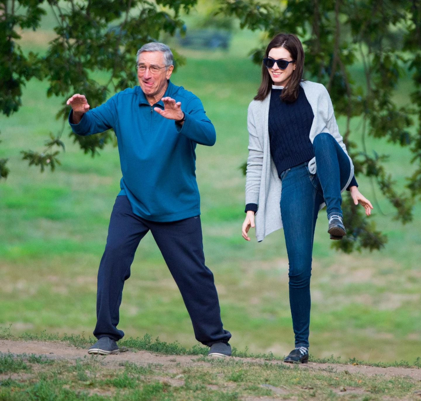 10. September 2014: Für eine Szene des Films "The Intern" machen Robert NeDiro und Anne Hathaway im Park Tai Chi.