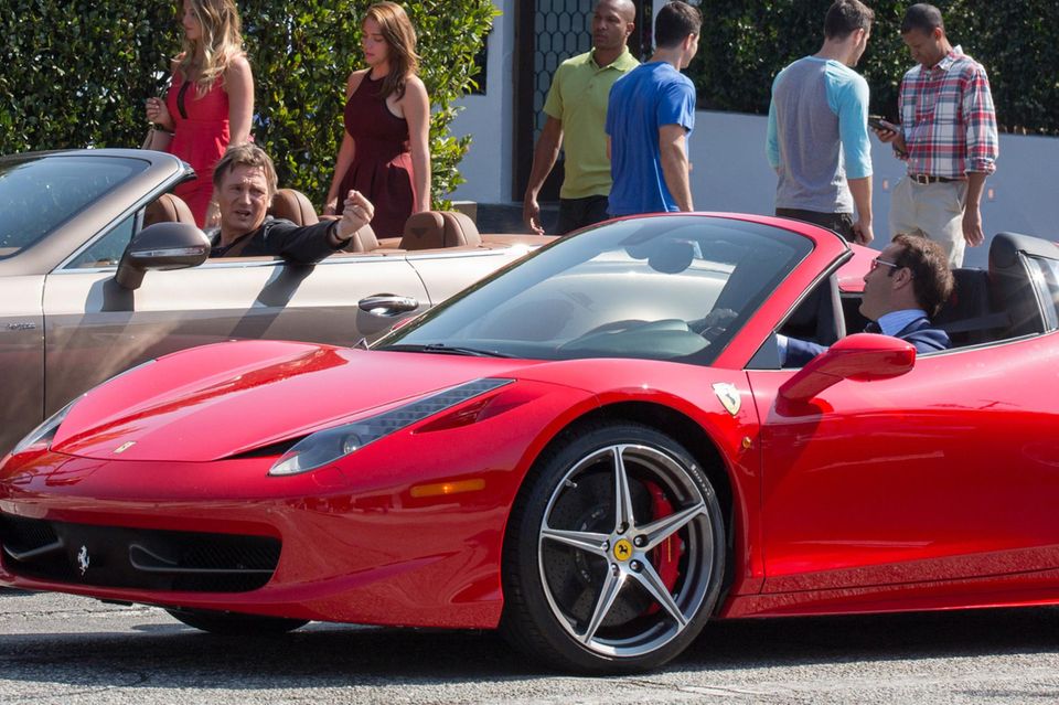 26. Februar 2014: Liam Neeson ist in dieser Szene des Films "Entourage" nicht sehr freundlich zu Jeremy Piven im anderen Auto. 26. Februar 2014: Liam Neeson ist in dieser Szene des Films "Entourage" nicht sehr freundlich zu Jeremy Piven im anderen Auto.