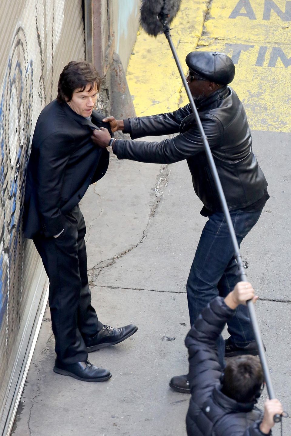 3. Februar 2014: Mark Wahlberg und sein Co-Star Michael K. Williams stehen in einer Gasse für eine Szene des Films "The Gambler" vor der Kamera. Im Film greift Williams Wahlberg tätlich an, doch kaum ist der Moment im Kasten können beide darüber lachen. 3. Februar 2014: Mark Wahlberg und sein Co-Star Michael K. Williams stehen in einer Gasse für eine Szene des Films "The Gambler" vor der Kamera. Im Film greift Williams Wahlberg tätlich an, doch kaum ist der Moment im Kasten können beide darüber lachen.