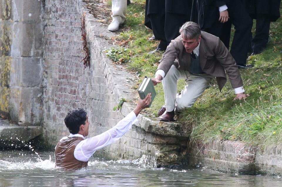 18. August 2014: Für die Dreharbeiten von "The Man Who Knew Infinity" lässt sich Dev Patel von Jeremy Irons retten. 18. August 2014: Für die Dreharbeiten von "The Man Who Knew Infinity" lässt sich Dev Patel von Jeremy Irons retten.
