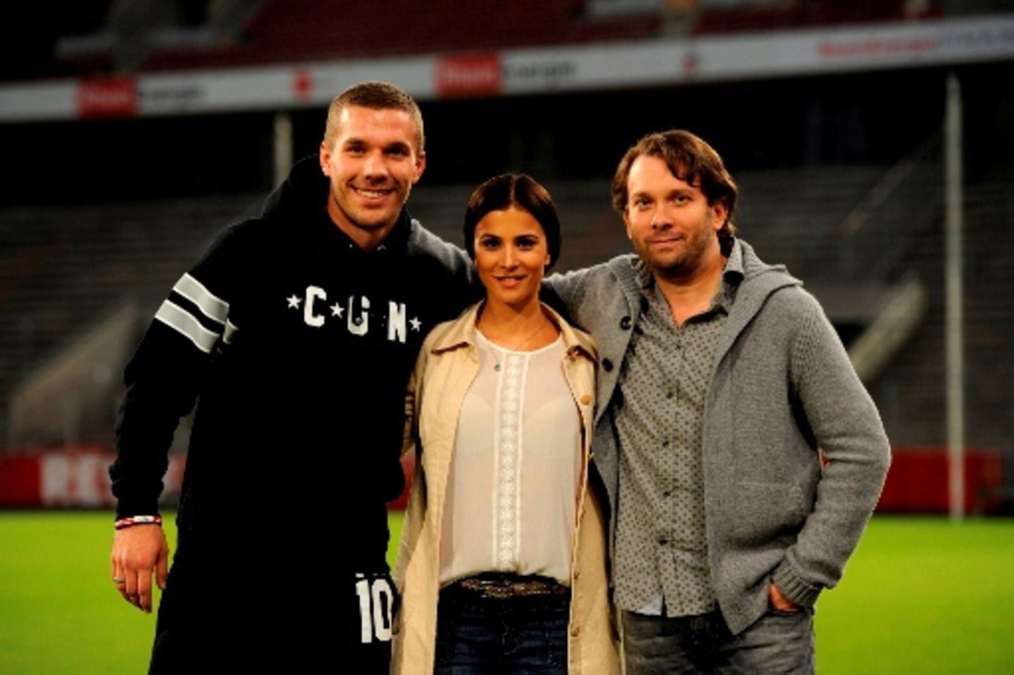 20. Oktober 2014: Für Dreharbeiten zu der Kinokomödie "Macho Man" ist Lukas Podolski ins Stadio des 1. FC Köln zurückgekehrt. Zusammen mit seinen neuen Kollegen Aylin Tezel und Christian Ulmen, die die Hauptfiguren spielen, verwandelt er das Stadion zum Filmset.