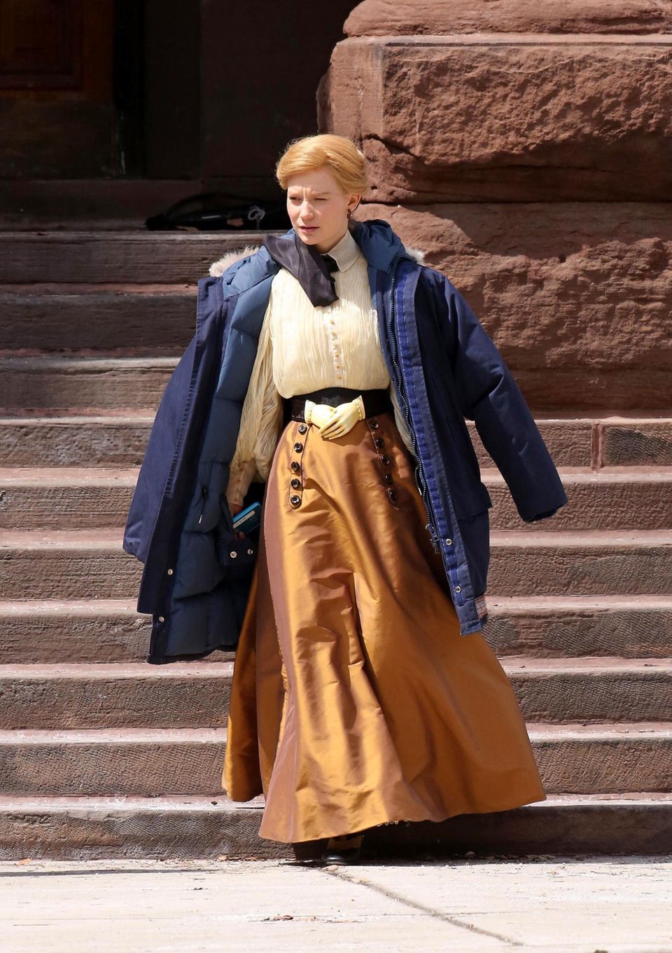 16. April 2014: Für die Dreharbieten des Horrorfilms "Crimson Peak" ist Mia Wasikowska unter ihrer Jacke altertümlich kostümiert. 16. April 2014: Für die Dreharbieten des Horrorfilms "Crimson Peak" ist Mia Wasikowska unter ihrer Jacke altertümlich kostümiert.