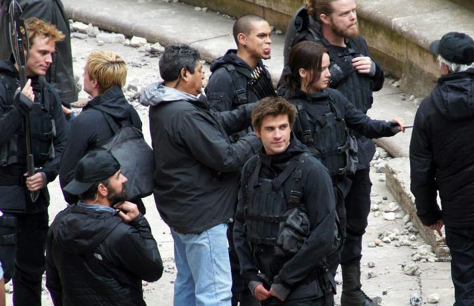 10. Mai 2014: Sam Claflin, Josh Hutcherson, Jennifer Lawrence und Liam Hemsworth kommen am Set "The The Hunger Games: Mockingjay" in Paris an. 10. Mai 2014: Sam Claflin, Josh Hutcherson, Jennifer Lawrence und Liam Hemsworth kommen am Set "The The Hunger Games: Mockingjay" in Paris an.