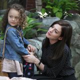 24. Juni 2014: Mit Co-Darstellerin und grünem Shake hat Anne Hathaway in Brooklyn am Set von "The Intern" alle Hände voll zu tun.